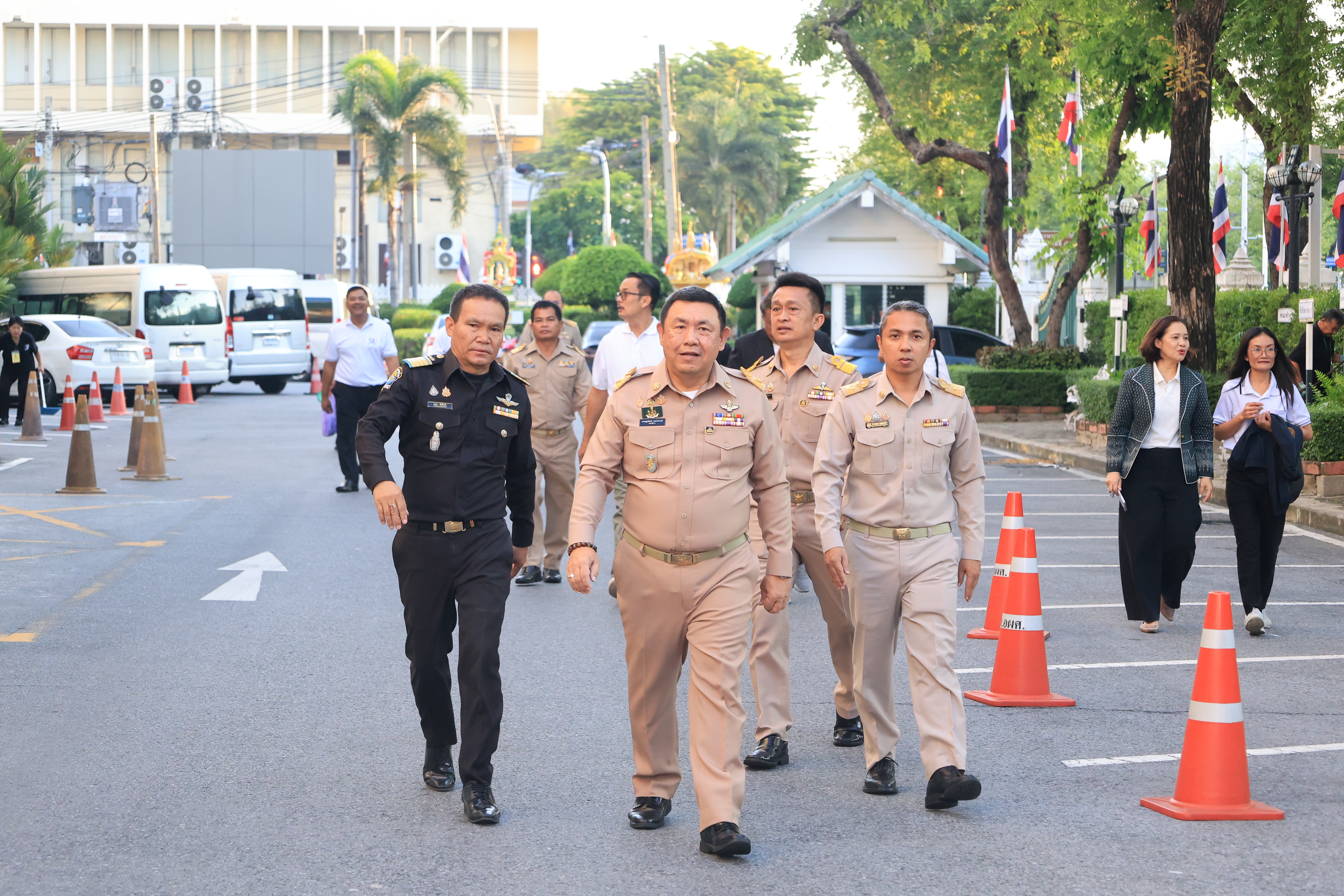title - เลขาธิการ ส.ป.ก. และผู้เกษียณอายุราชการ สักการะสิ่งศักดิ์สิทธิ์ประจำ กระทรวงเกษตรและสหกรณ์ และ สำนักงานการปฏิรูปที่ดินเพื่อเกษตรกรรม เนื่องในโอกาสเกษียณอายุราชการ